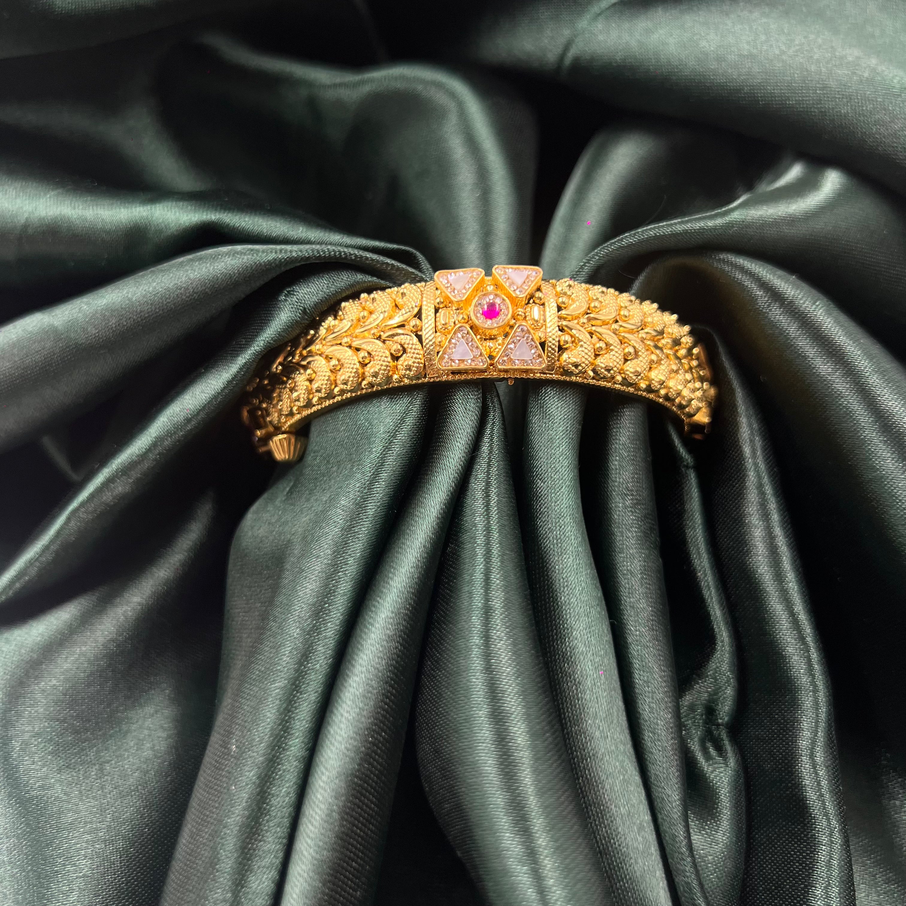 Pratha Gold Polish Bangle