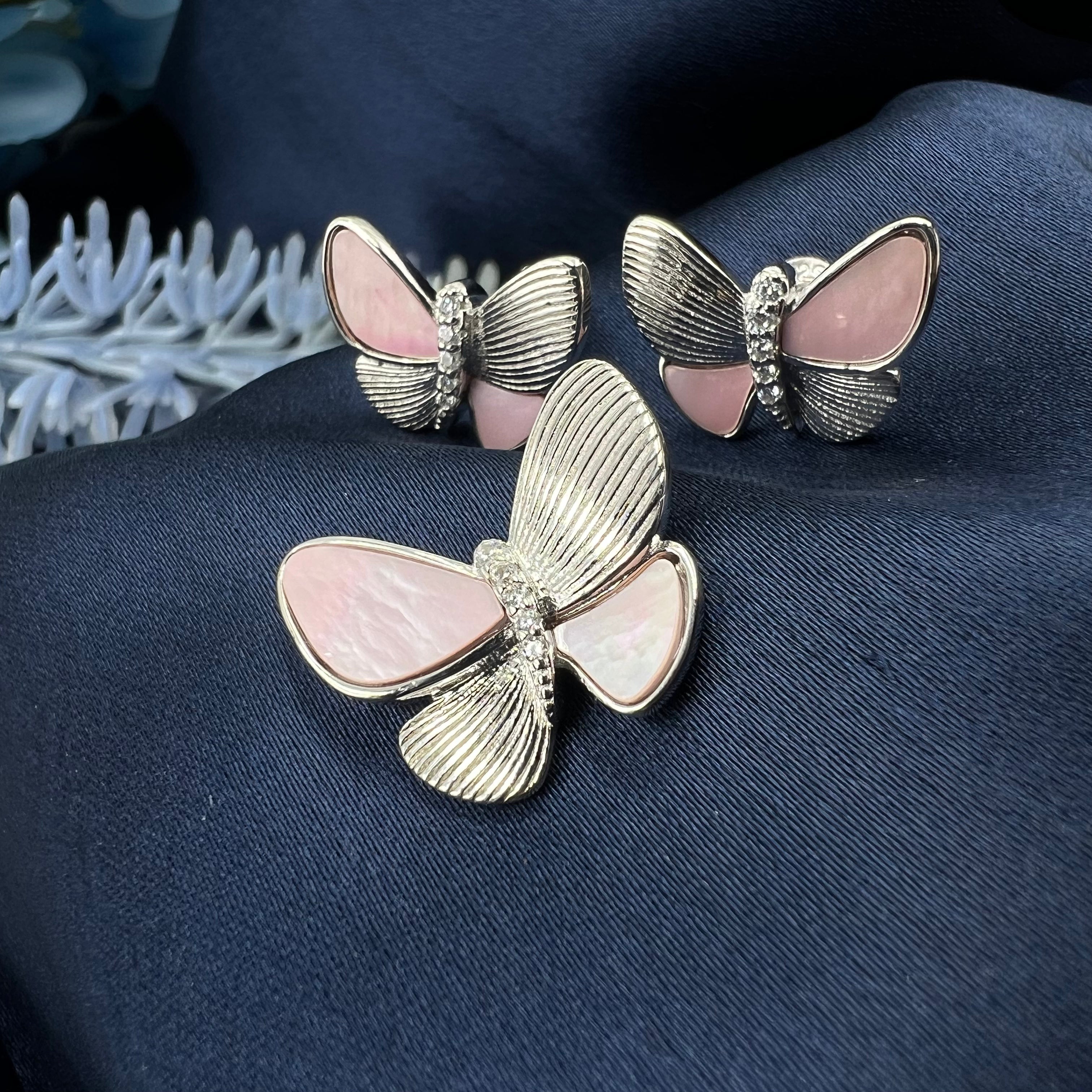 Reeva Pendant Set