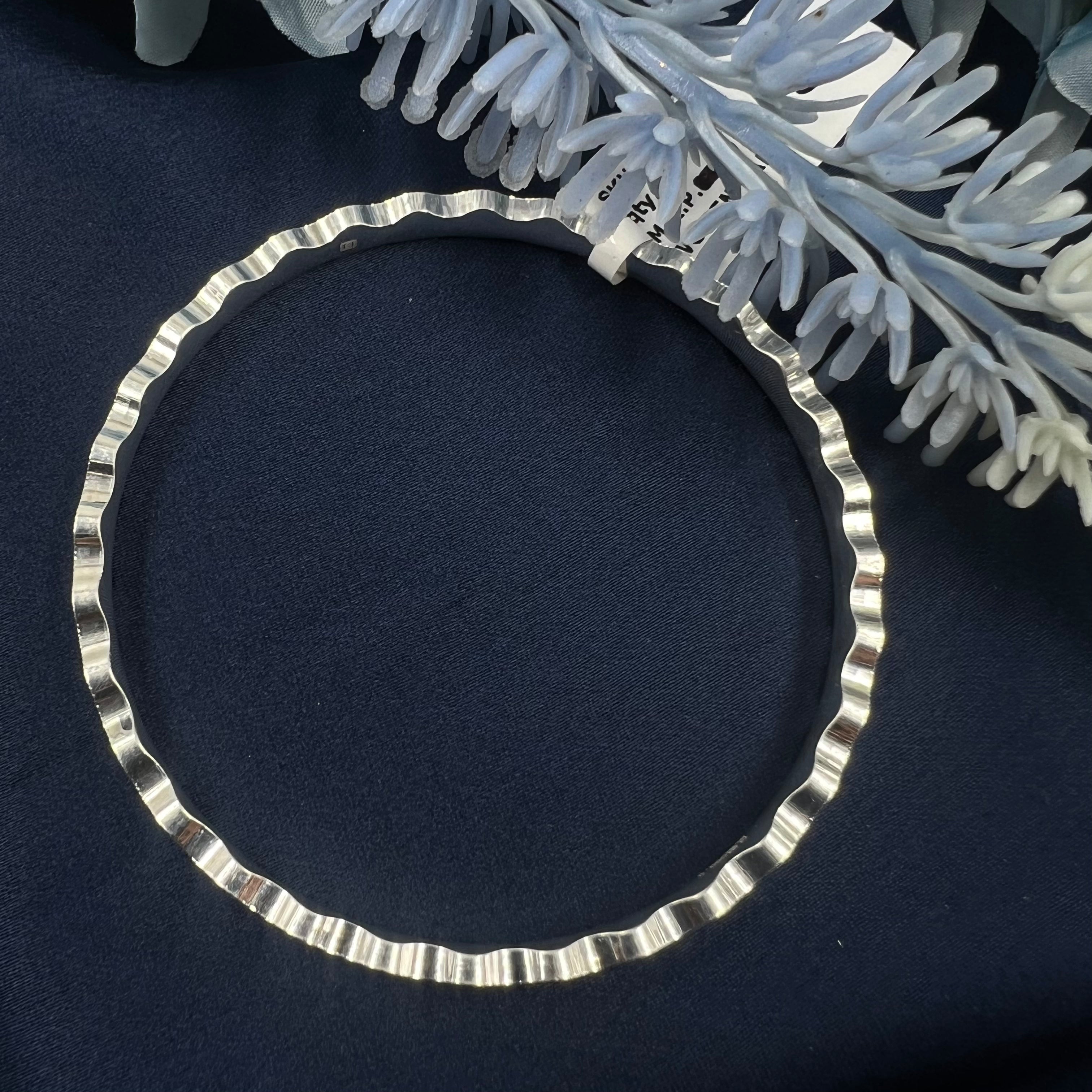 aria edge bangle design