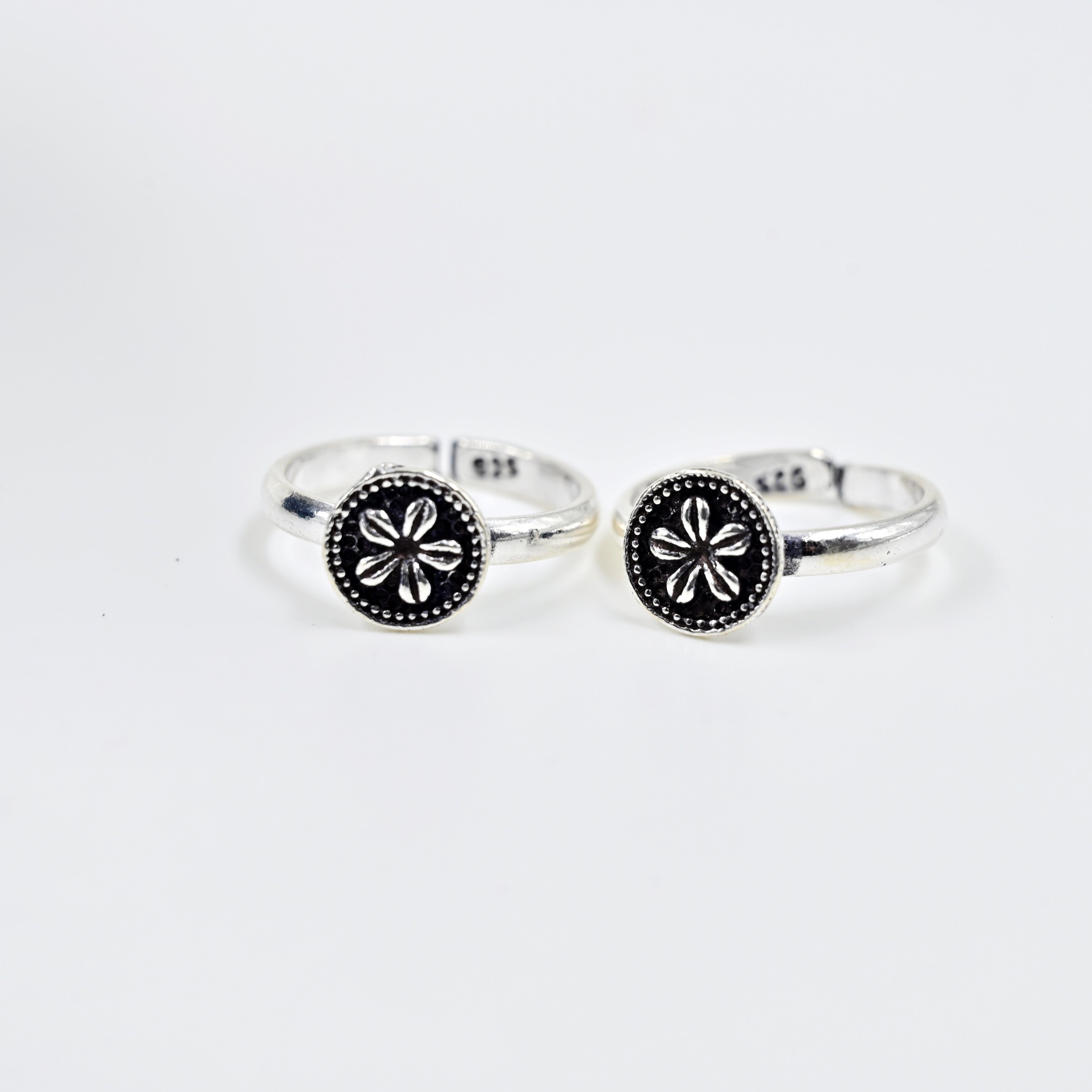Avira toe ring in 925 silver