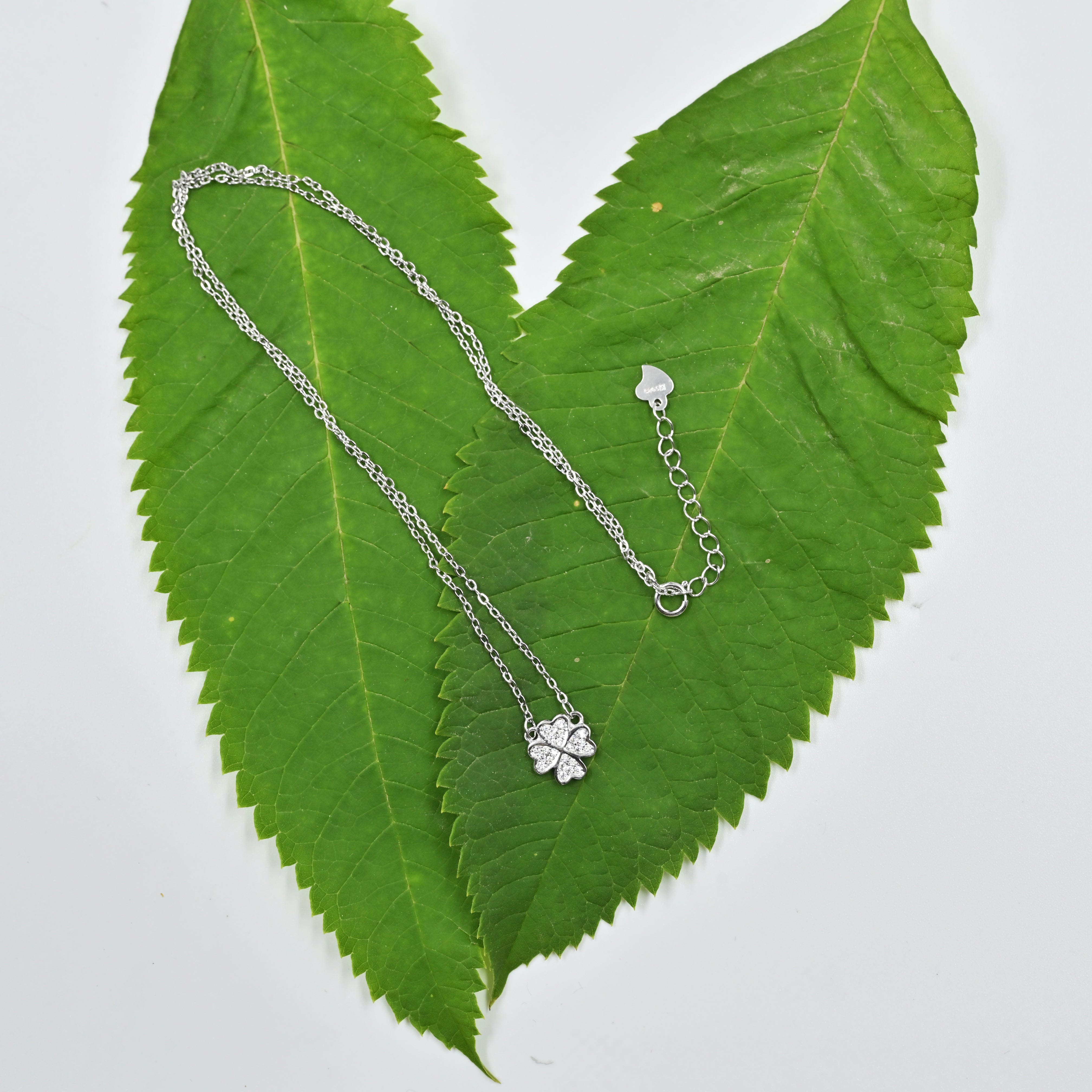 Clovera pendant crafted in 925 silver