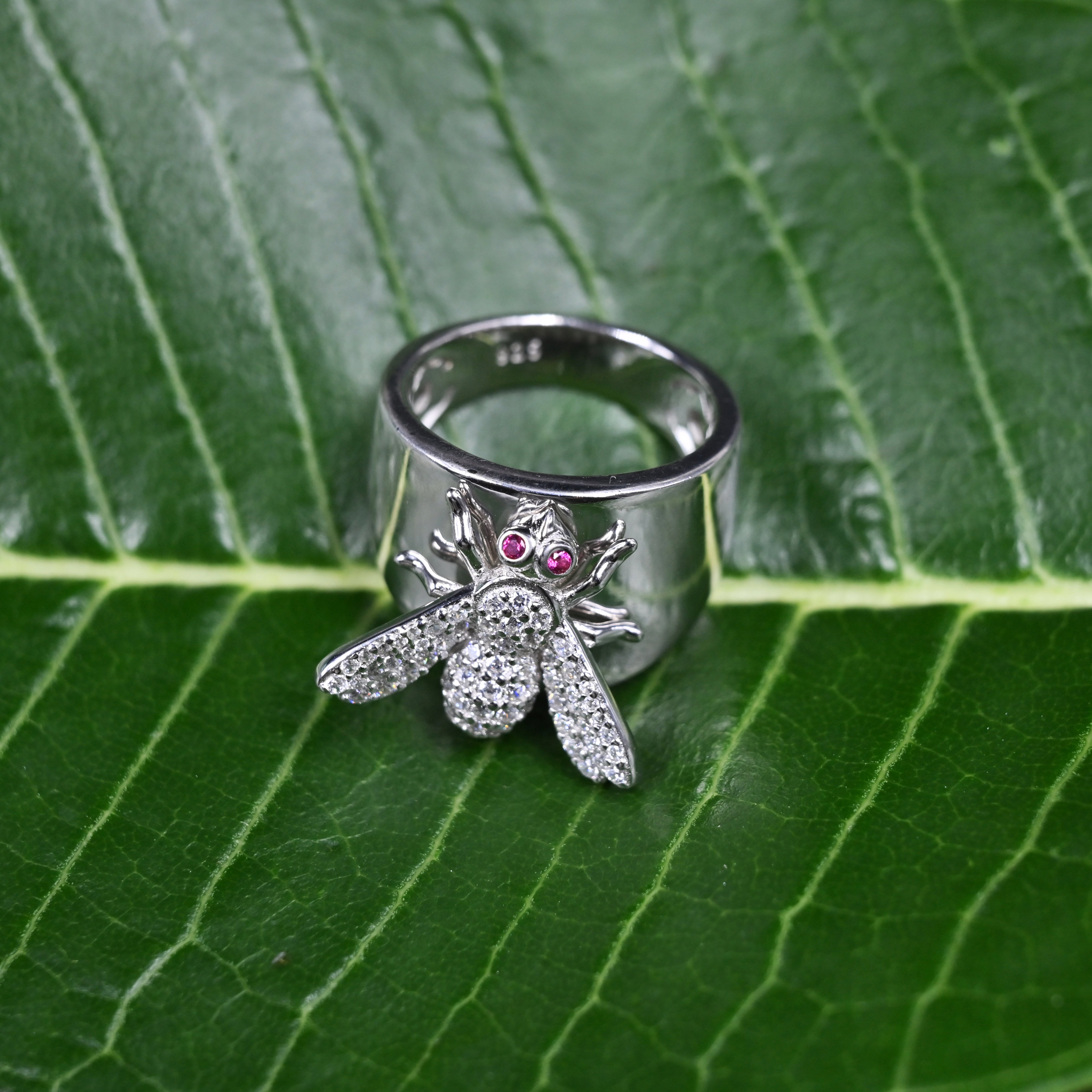 Elegant bee motif silver ring