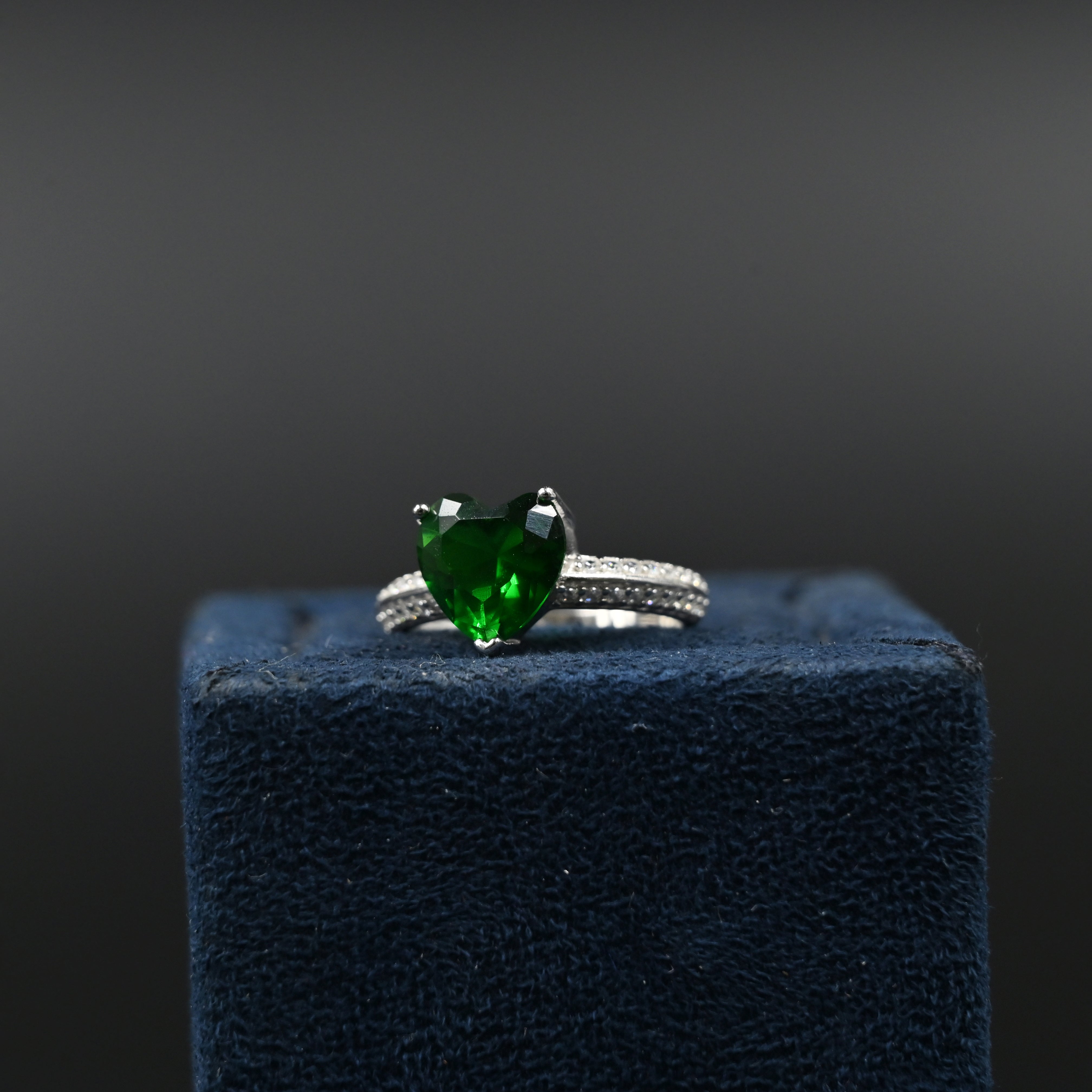 Elegant Emerelle silver ring design