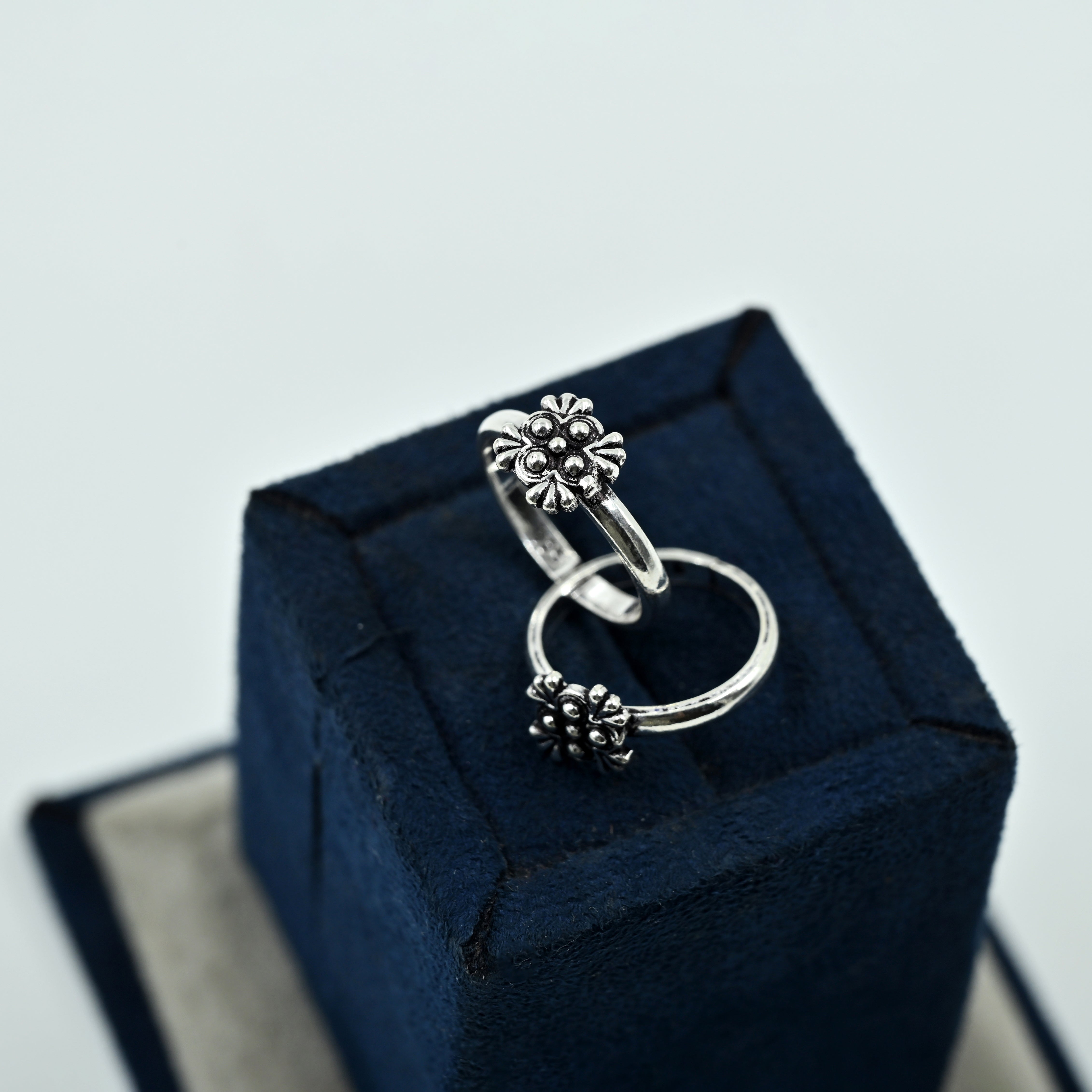 Elegant floral toe ring