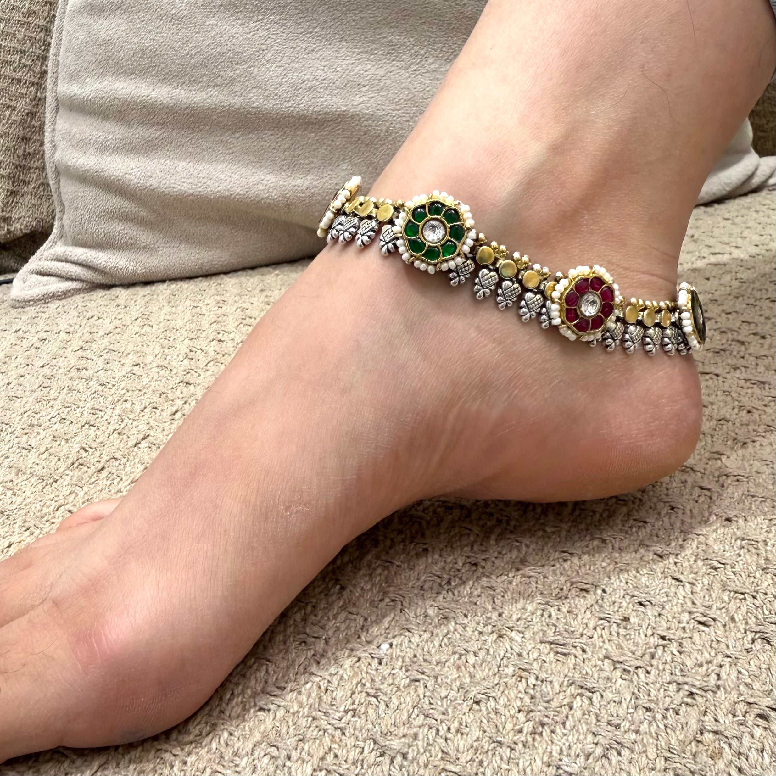 Elegant traditional anklet design