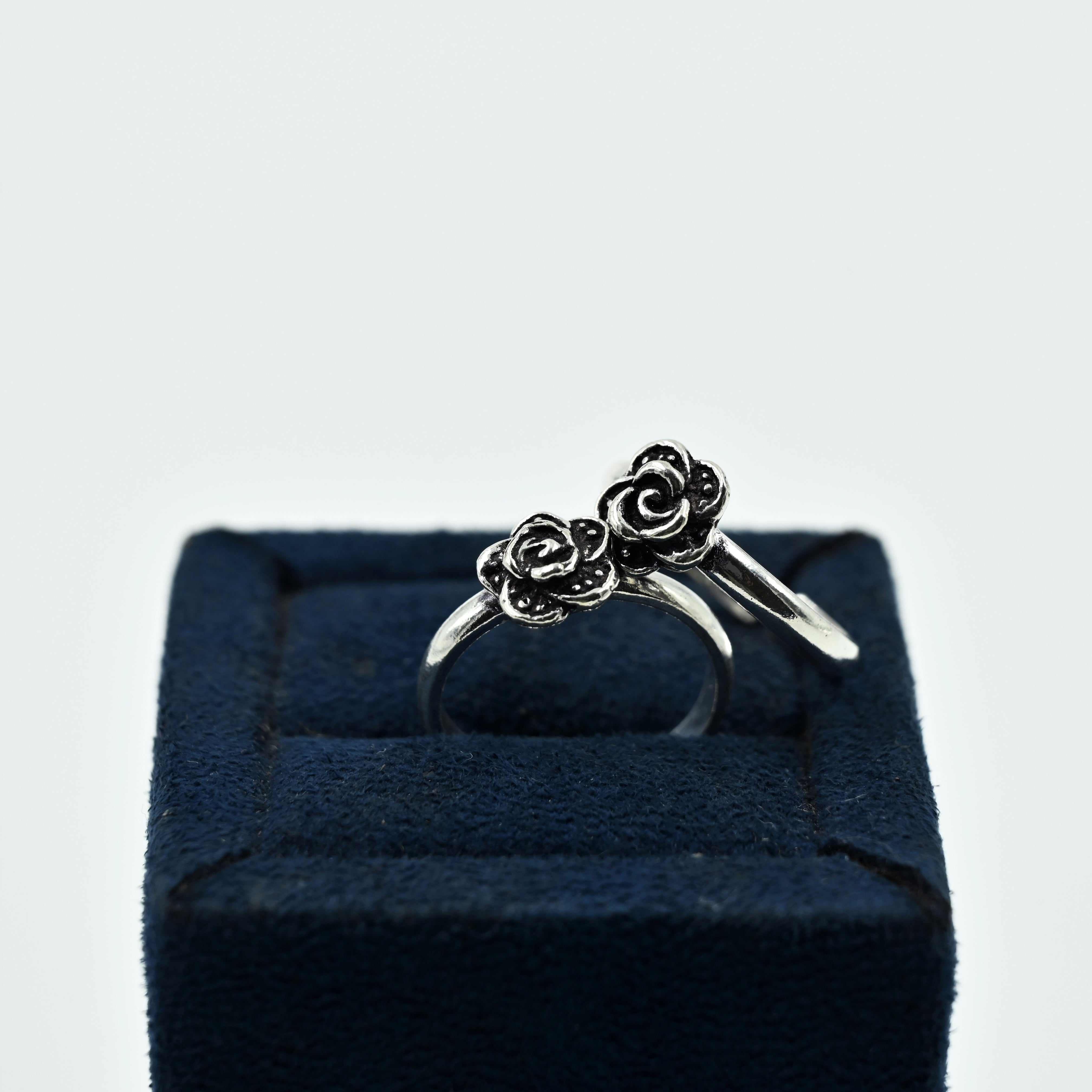 Elegant silver toe ring design
