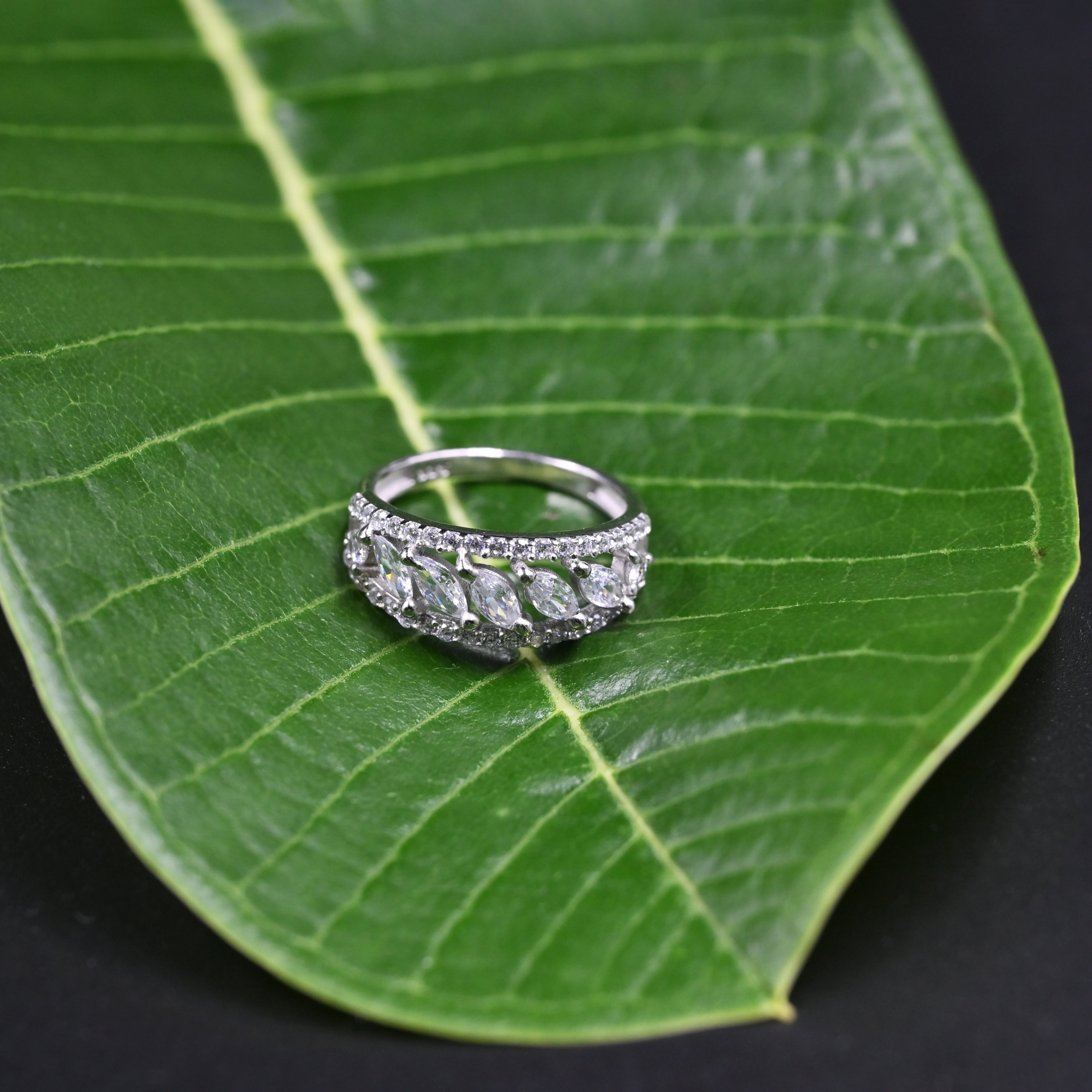 Elegant vine pattern silver ring