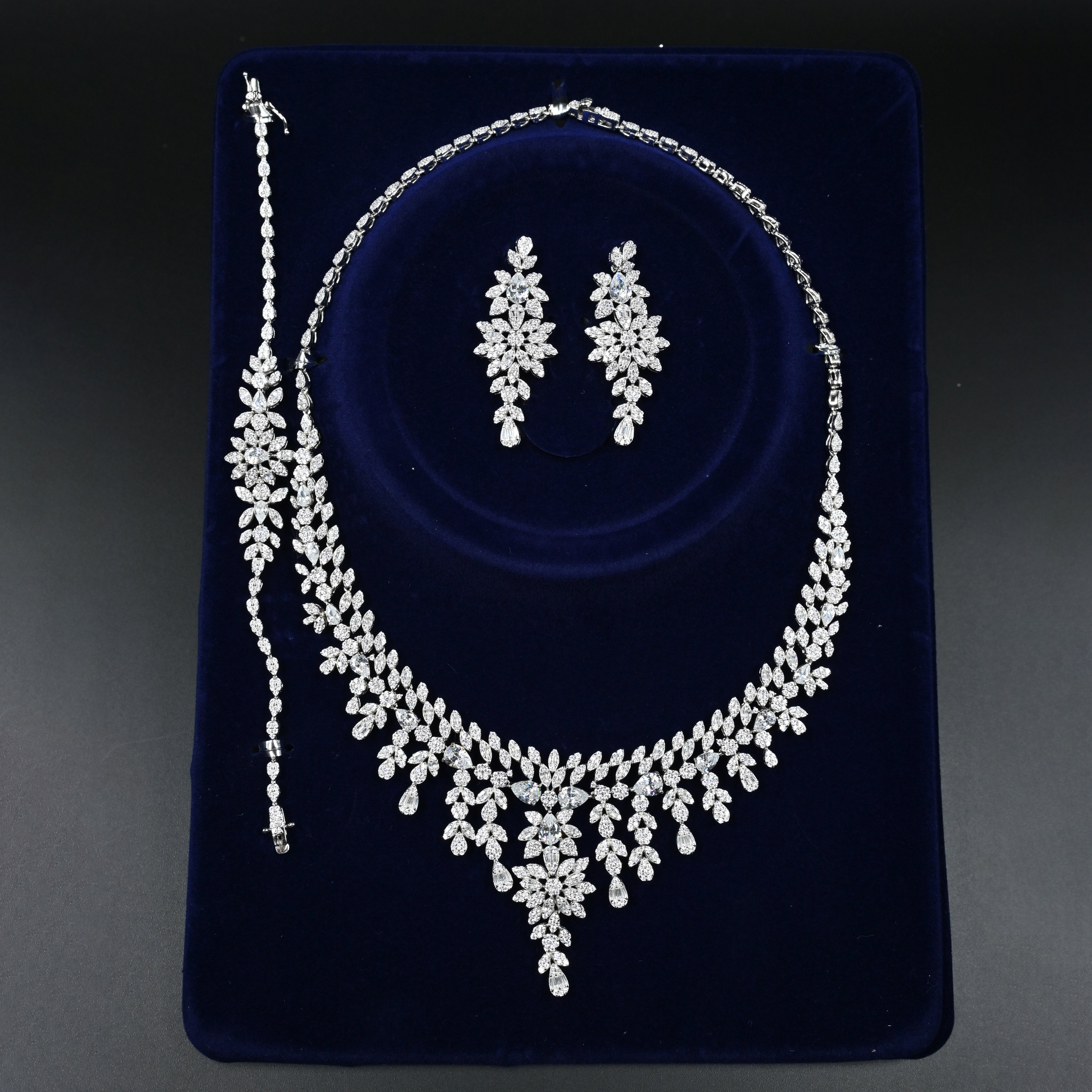 Frosted Cascade necklace set in 925 silver