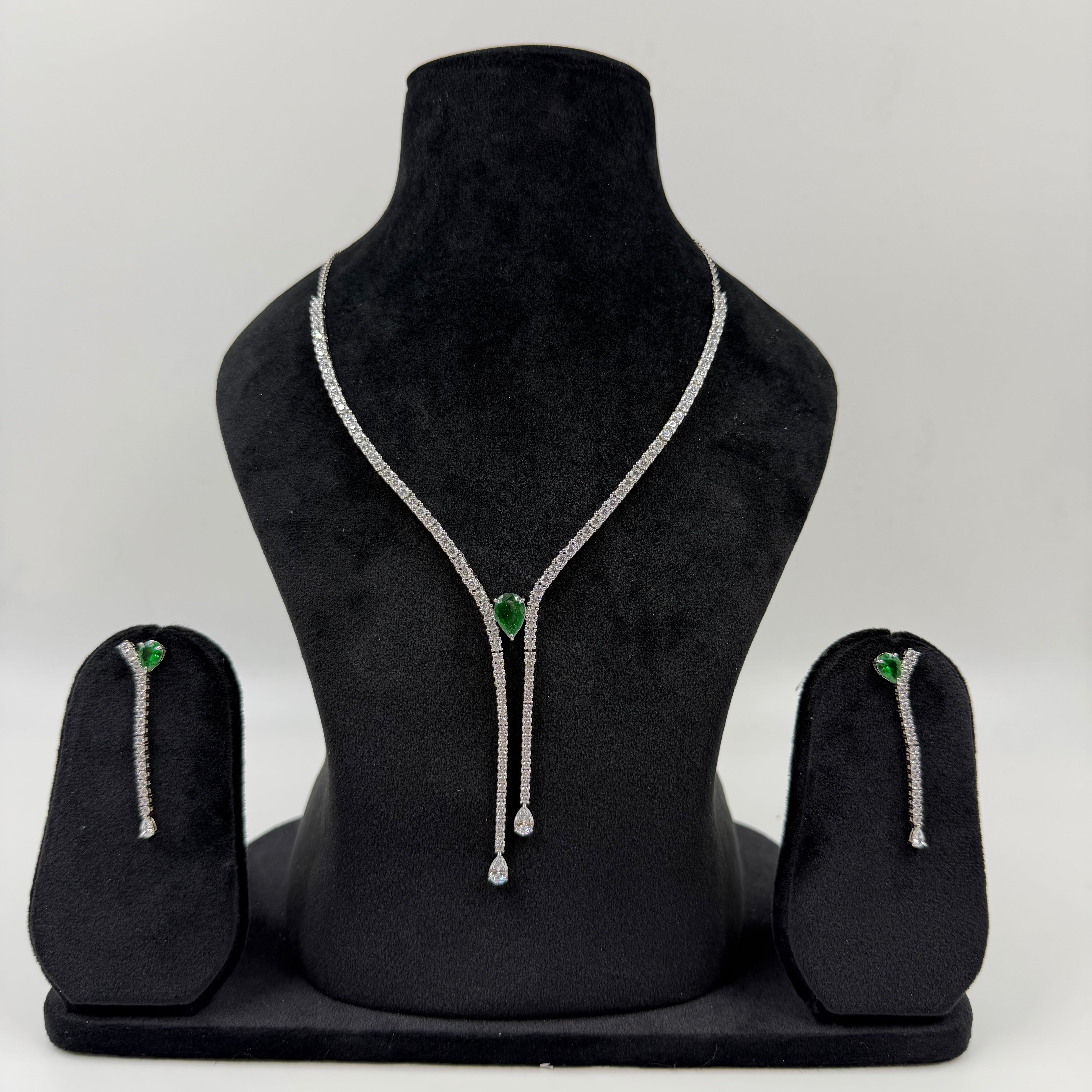 Hanging emerald necklace in 925 silve