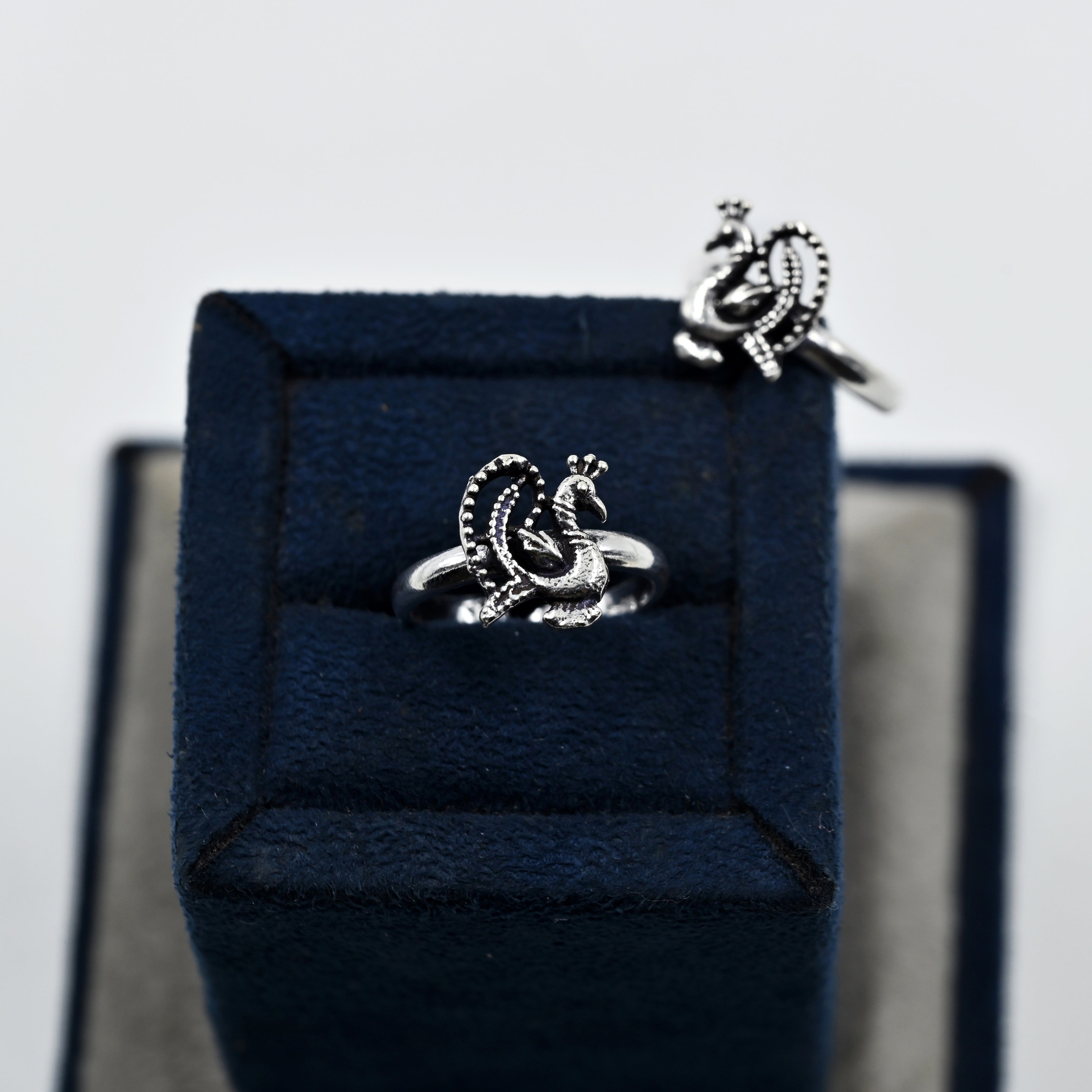 Mayuraah toe ring in 925 silver