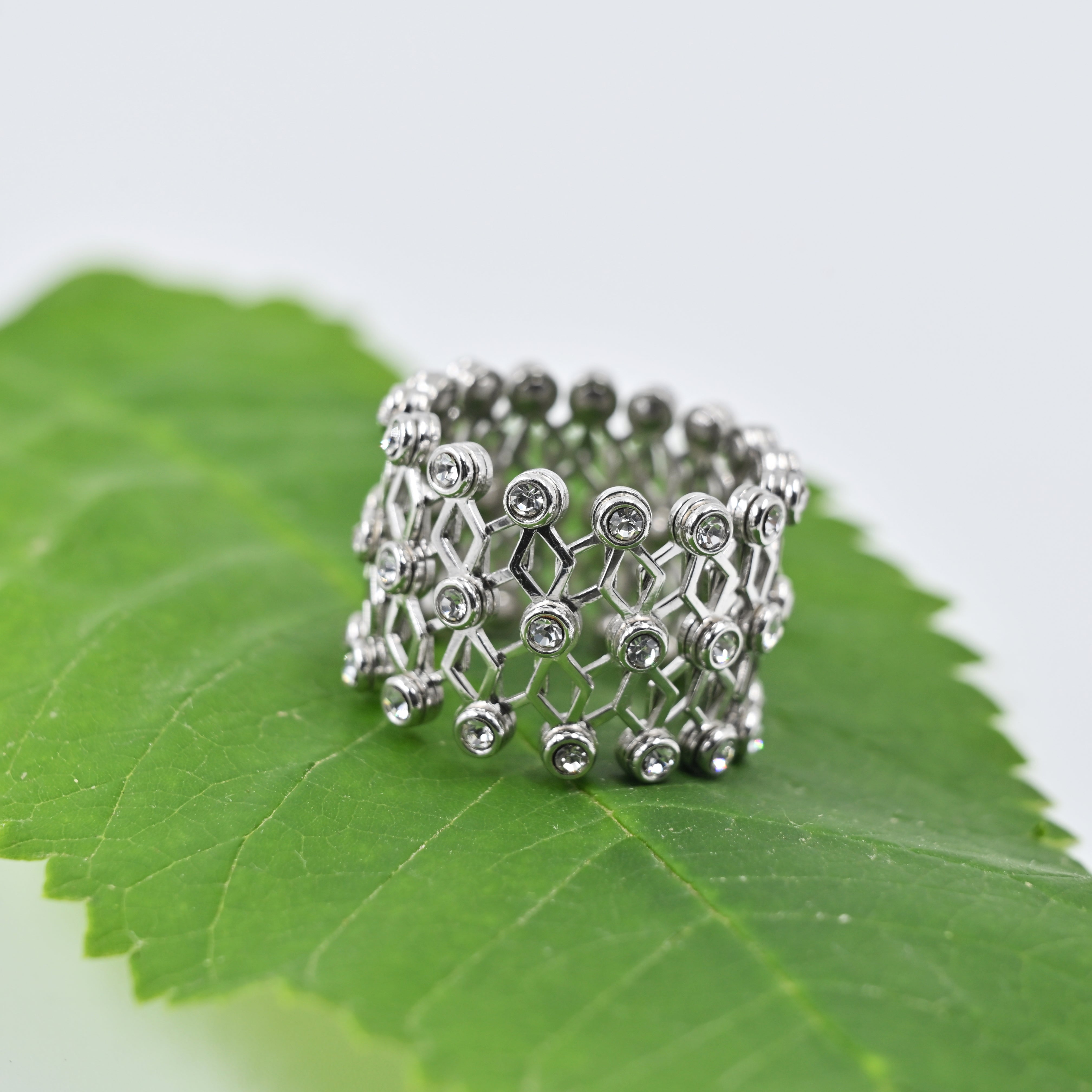 Minimalist lattice band by Janya