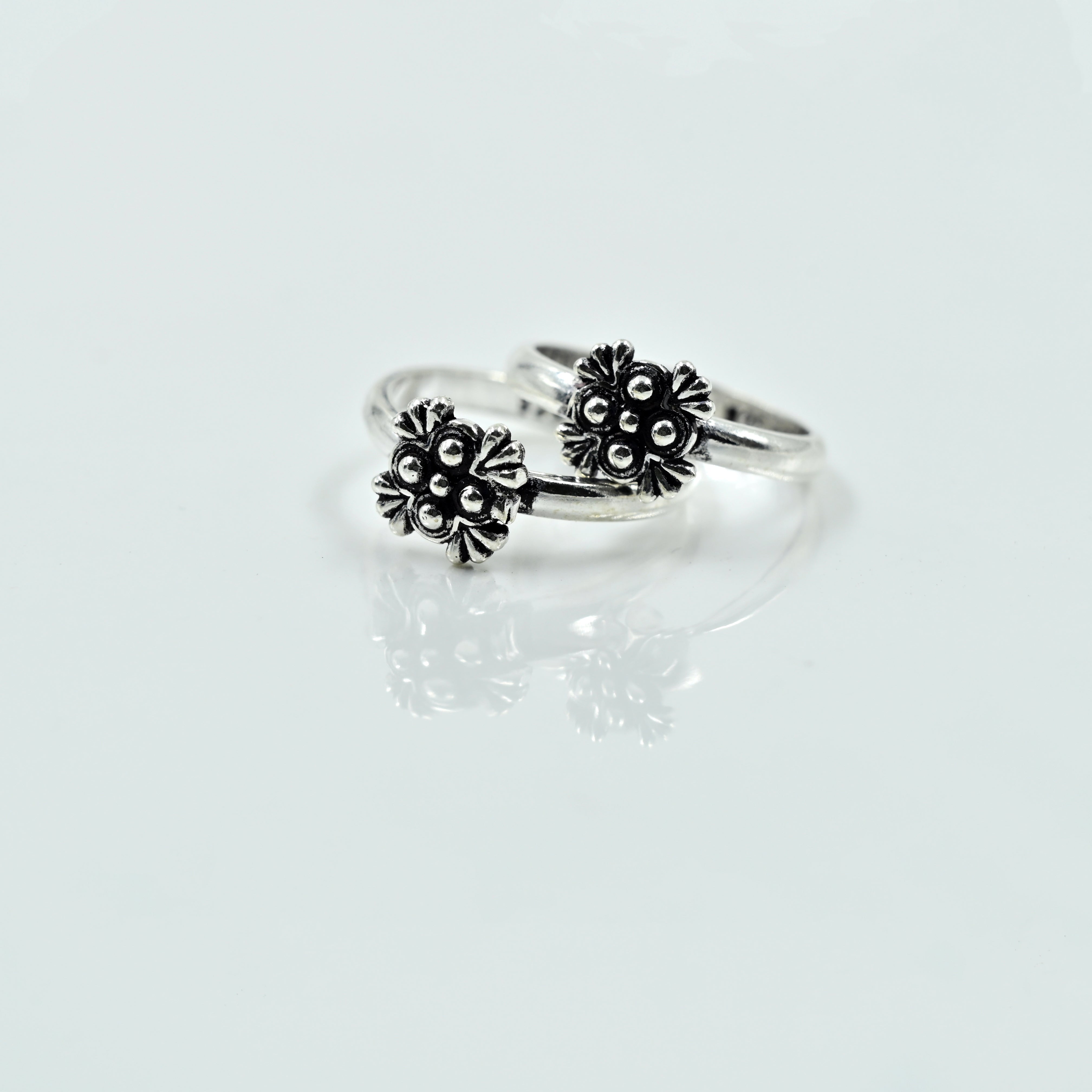 Phoolira toe ring in 925 silver