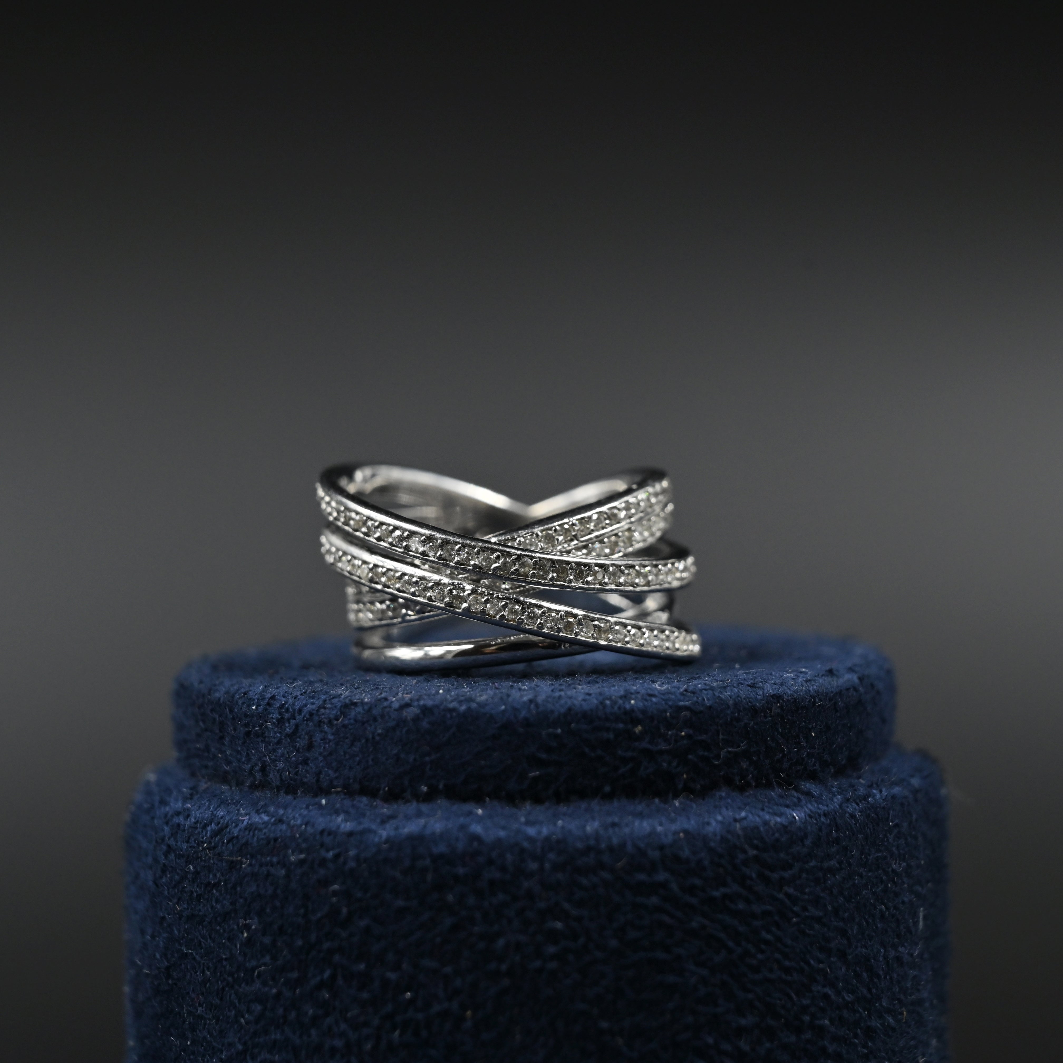 Sculptural silver Cadneza ring design