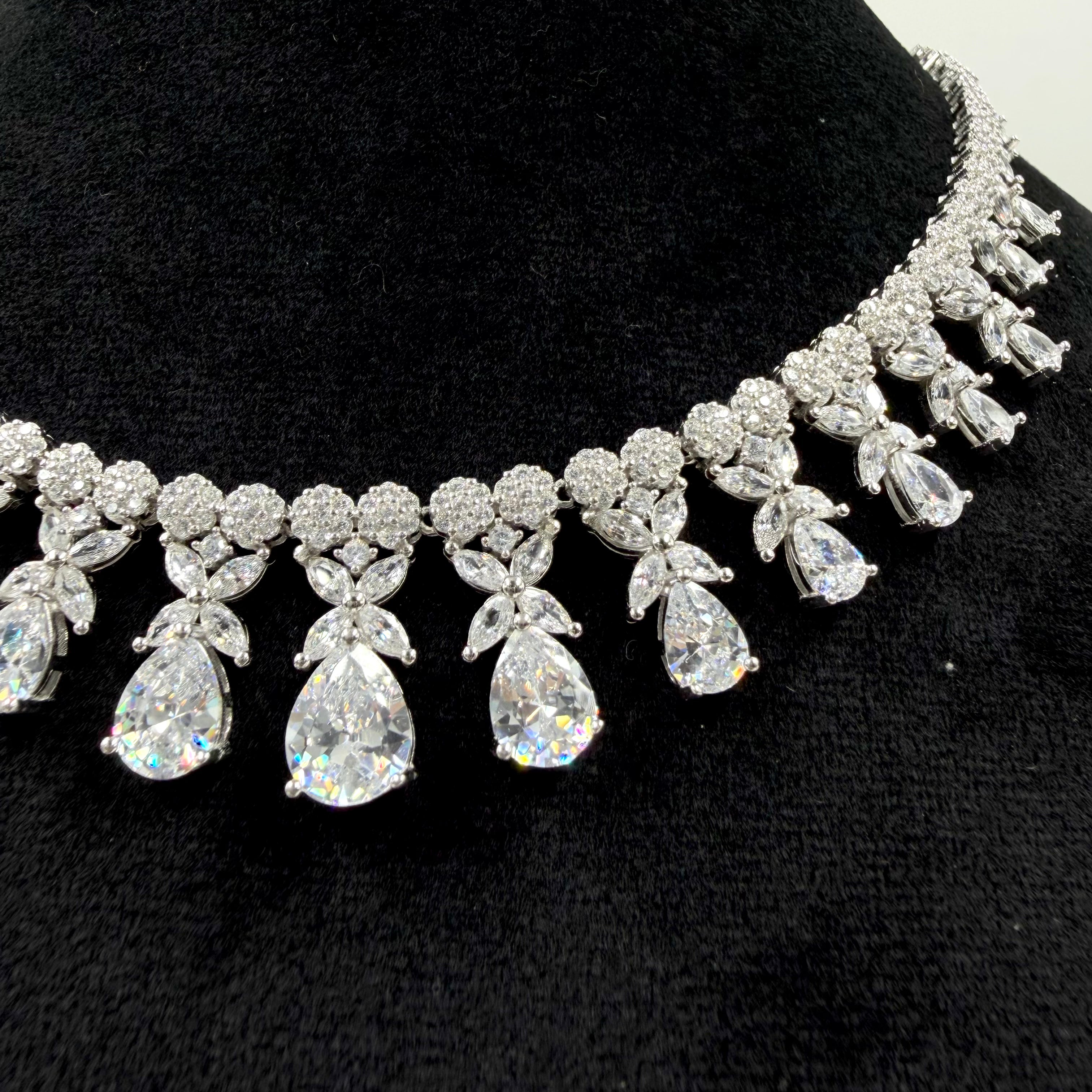 Short white necklace crafted in 925 silver