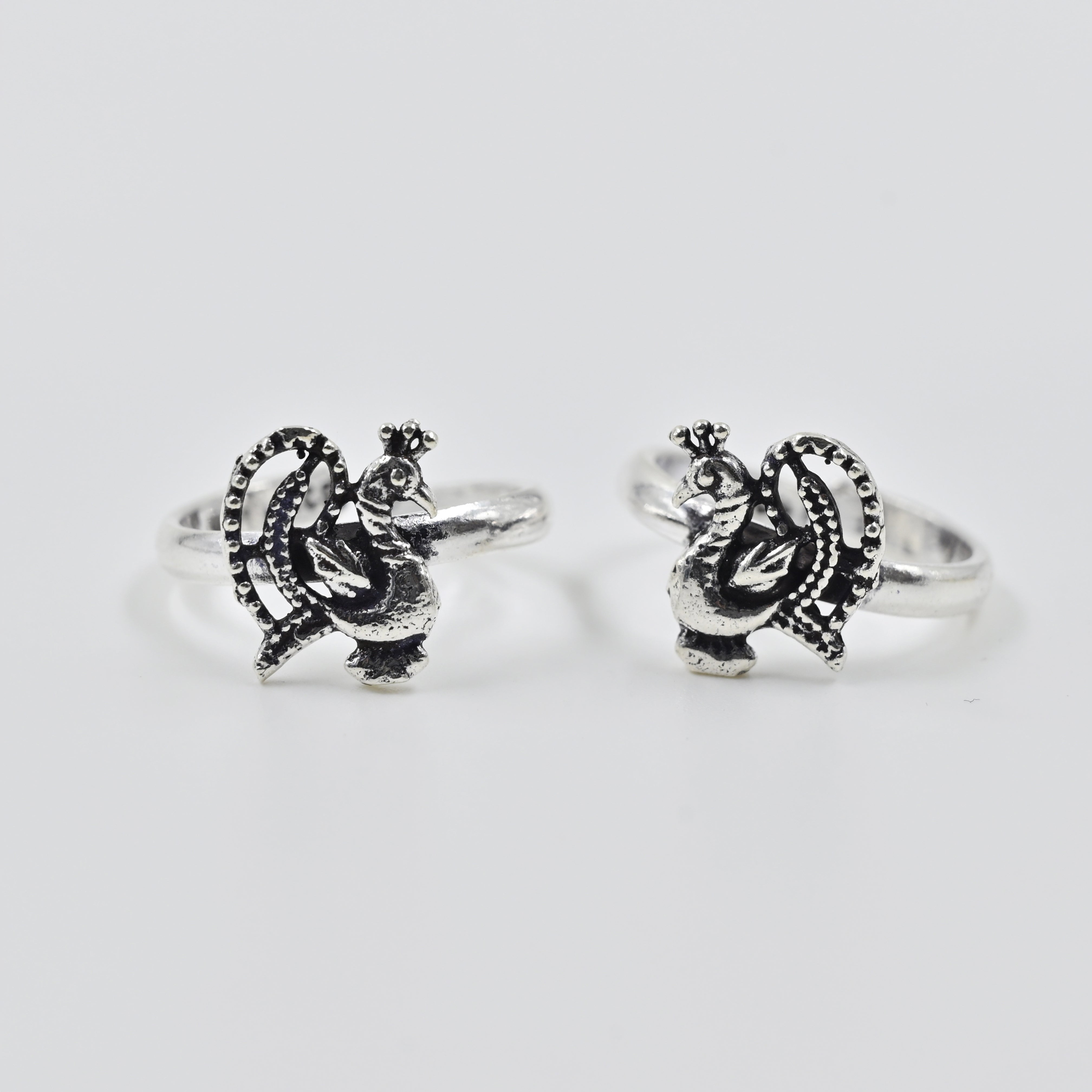 Sleek silver Mayuraah toe ring