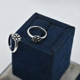 Sleek silver Tarini toe ring