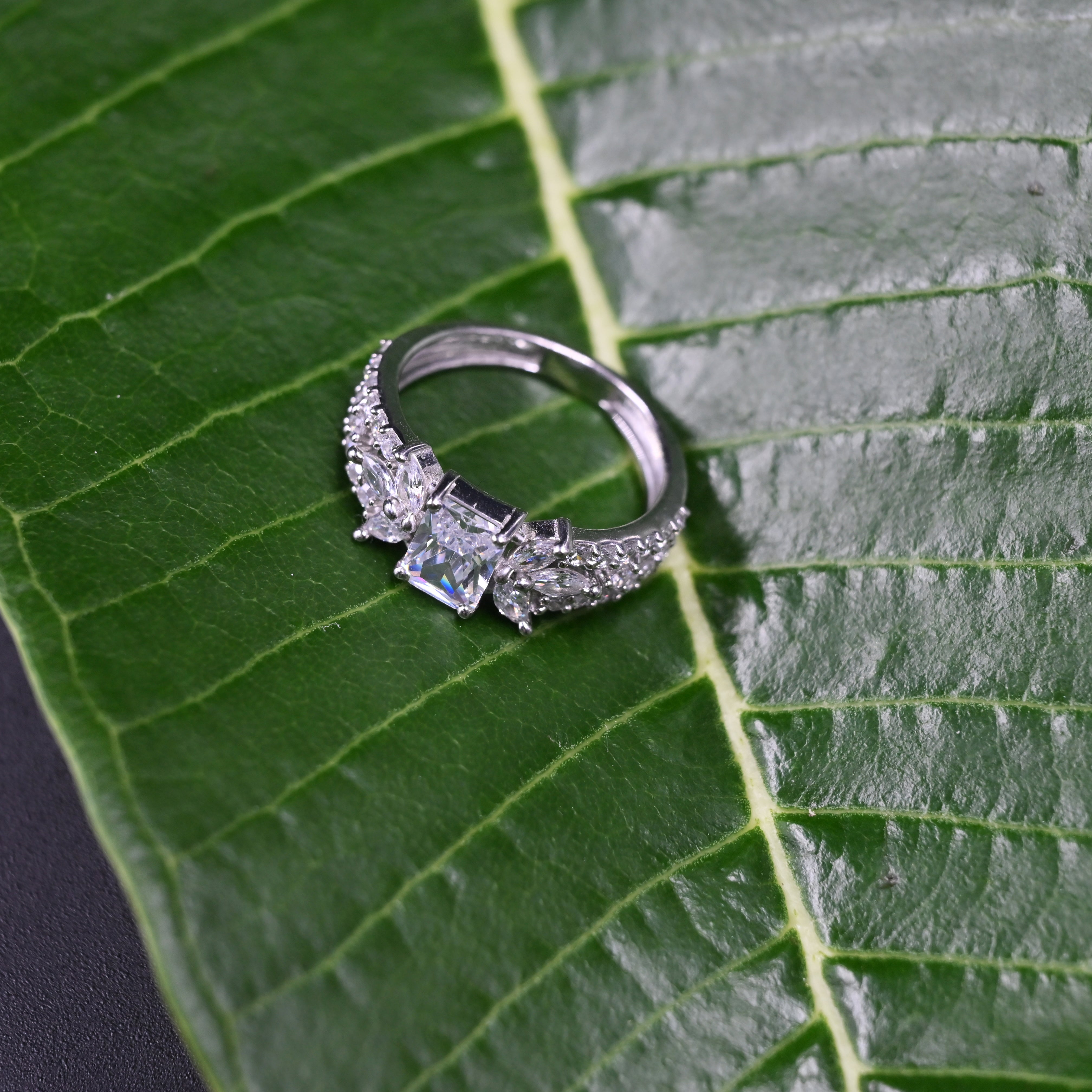 Sleek Solaya silver ring design