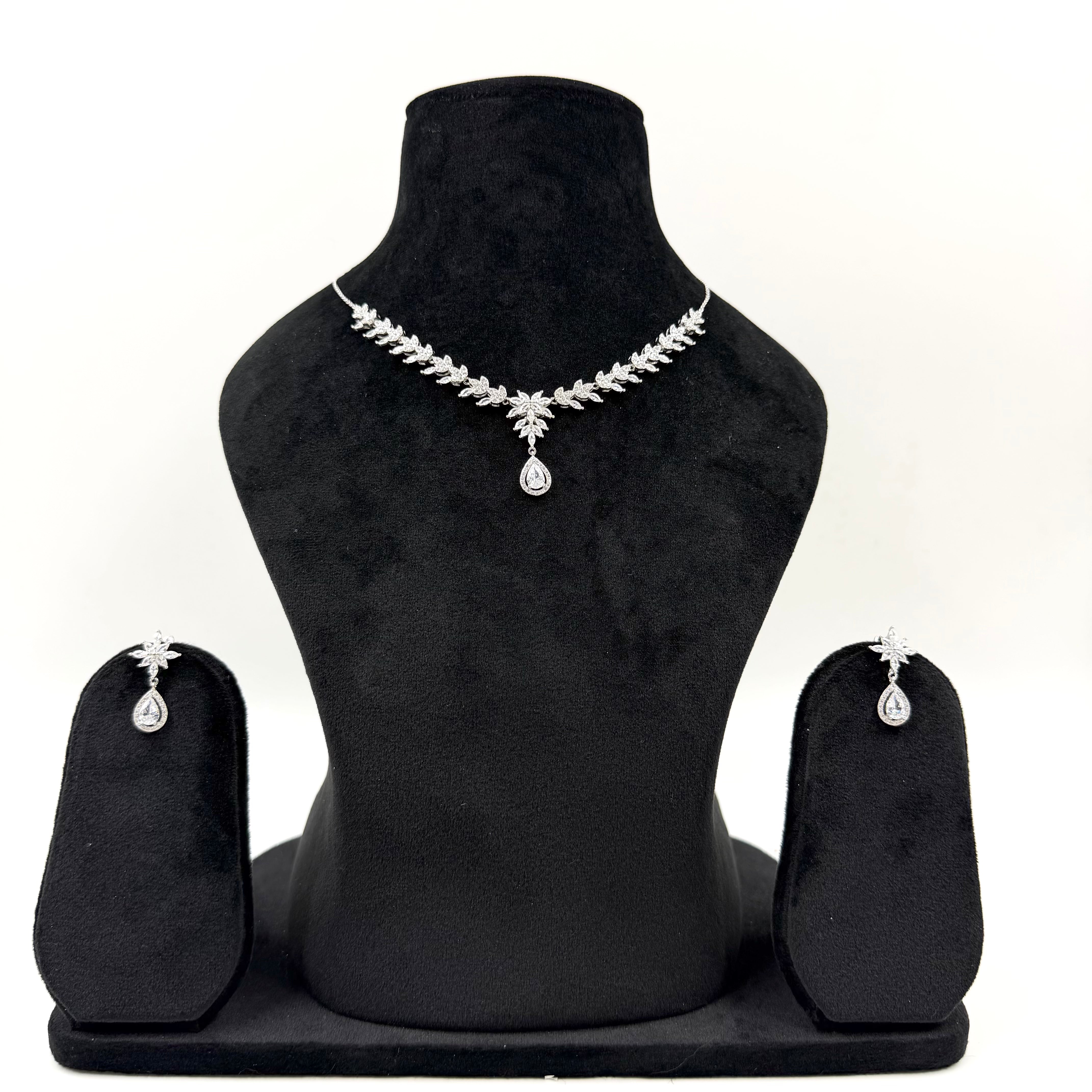 Small petal white necklace in 925 silver