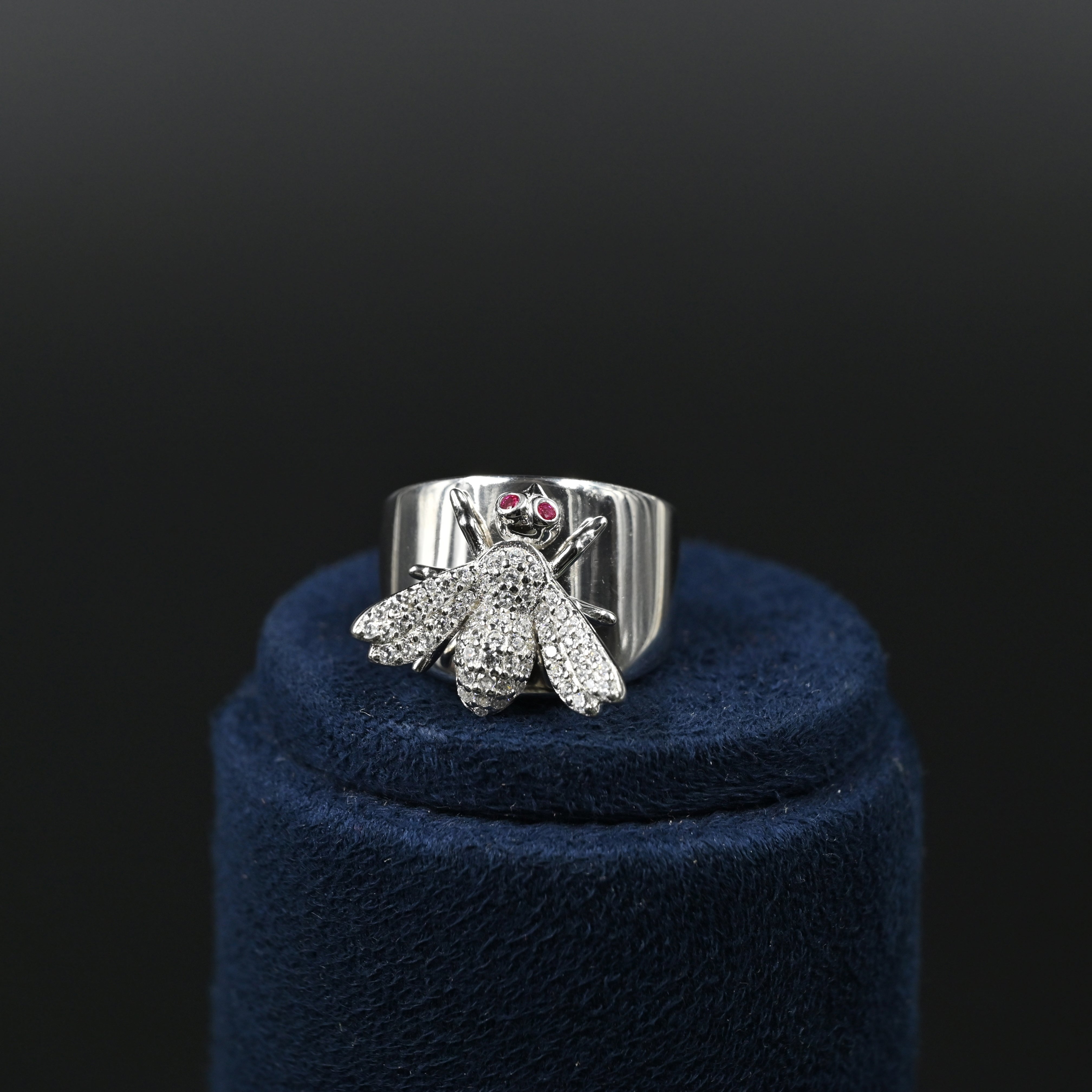 Starlit bee ring in 925 silver